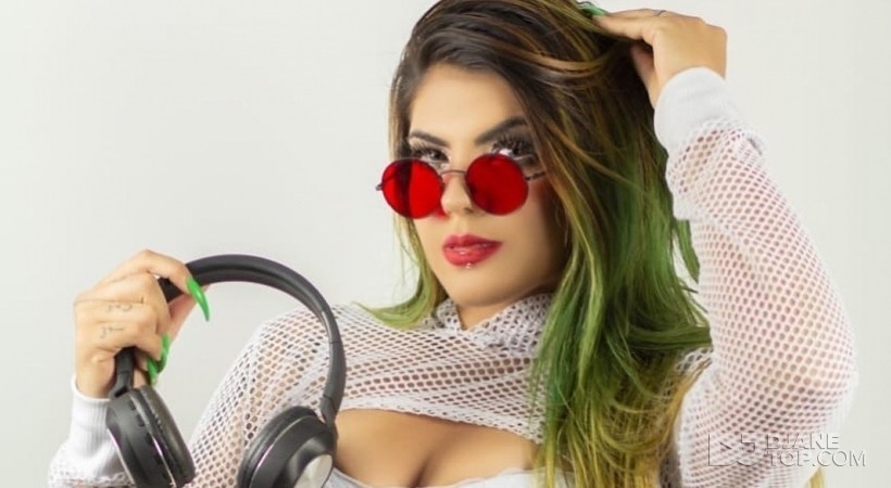 LETICIA FERRAZ