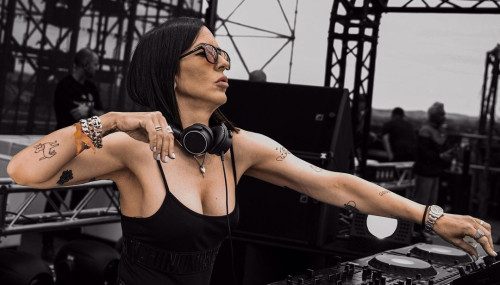 Image publishing: ON AIR Mix 200 with DJ Anna Tur is up on our website!