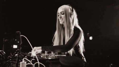 Image publishing: New release "Feel My Bass" by DJ Shay De Castro is OUT!