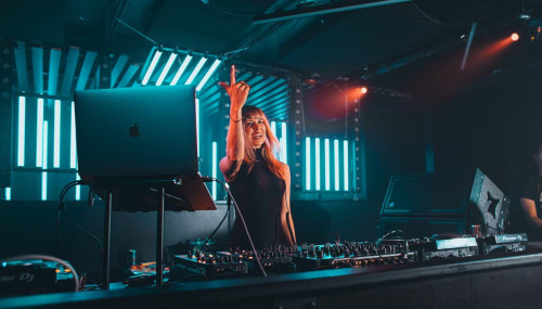 Image publishing: Moovin in the Right Direction Mix by DJ Sara Simms is up on our website!