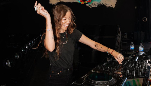 Image publishing: DJ LP Giobbi presents Femme House Radio: Episode 163 with Julianna Barwick