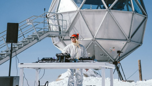 Image publishing: Fresh Bon Voyage! DJ Set by DJ Dominique Jardin - Sportgastein 2650 m on our website!
