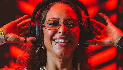 Hot Girls Dancing Mix #002 by Carol Favero is up on our website!